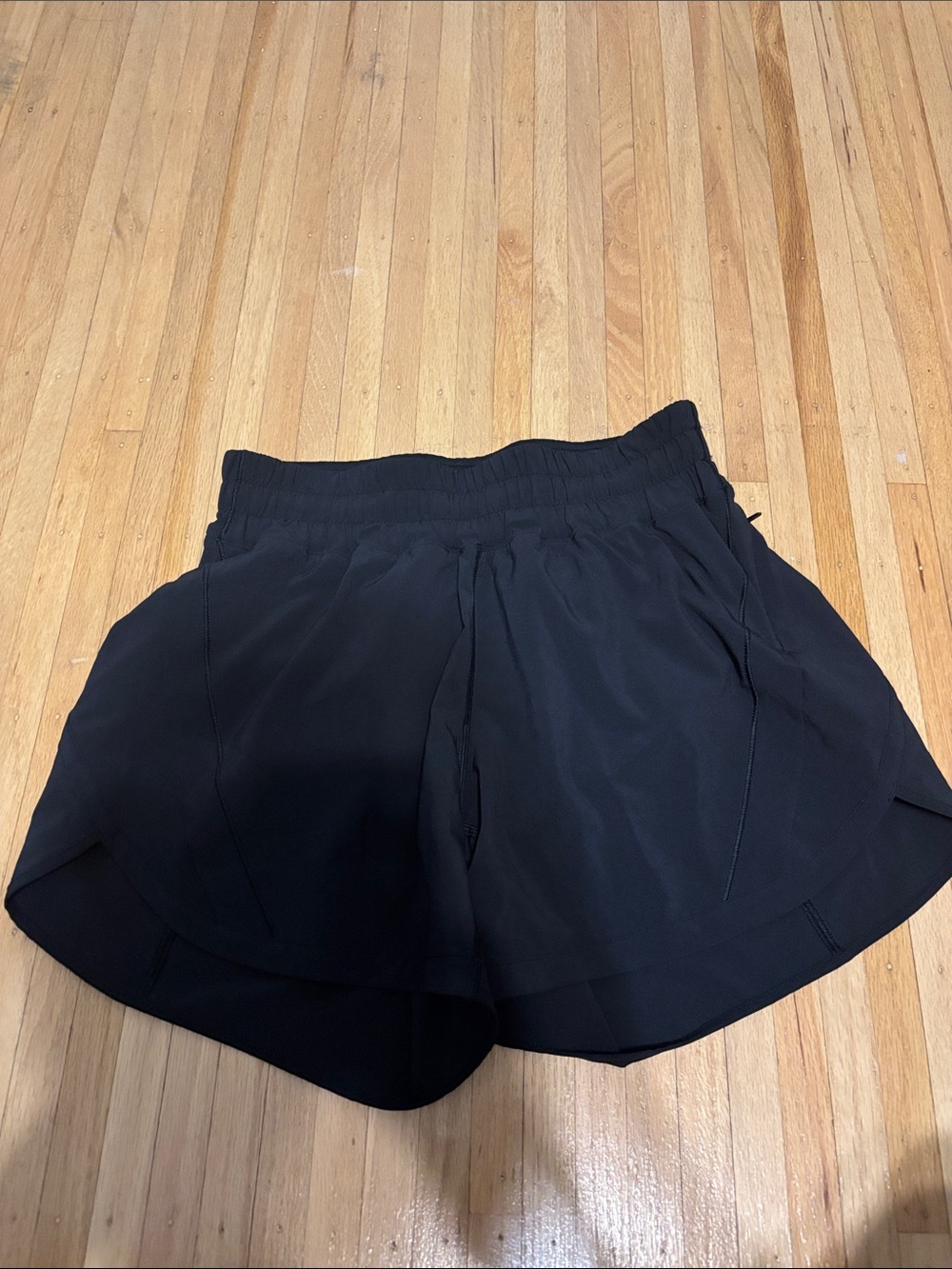 Lululemon Tracker Mid-rise shorts - 4 inch